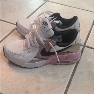 Nike Women's Low-Top Sneakers in White, Pink & Black